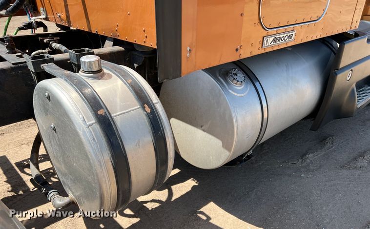 image for item IG9410 2005 Kenworth T600  semi truck