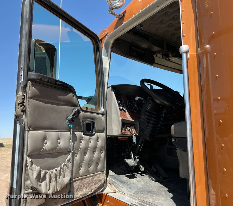 image for item IG9410 2005 Kenworth T600  semi truck