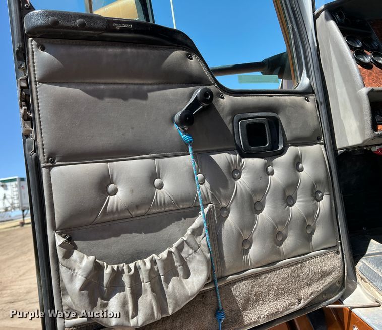 image for item IG9410 2005 Kenworth T600  semi truck