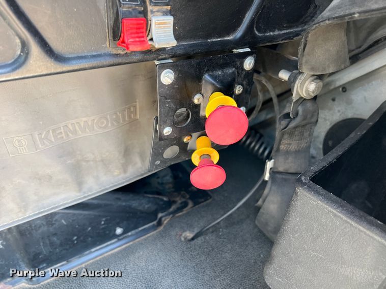 image for item IG9410 2005 Kenworth T600  semi truck