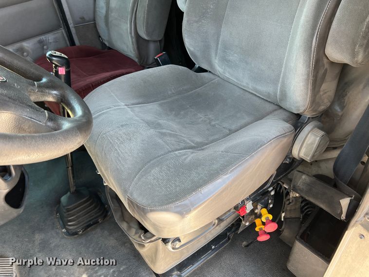 image for item IG9410 2005 Kenworth T600  semi truck