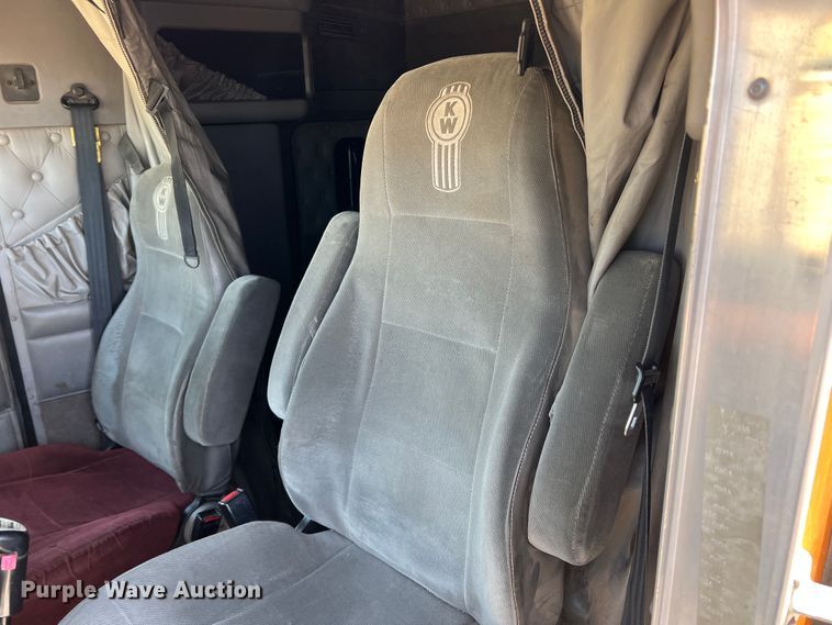 image for item IG9410 2005 Kenworth T600  semi truck