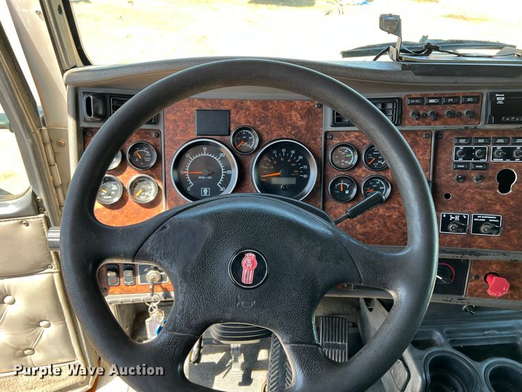 image for item IG9410 2005 Kenworth T600  semi truck