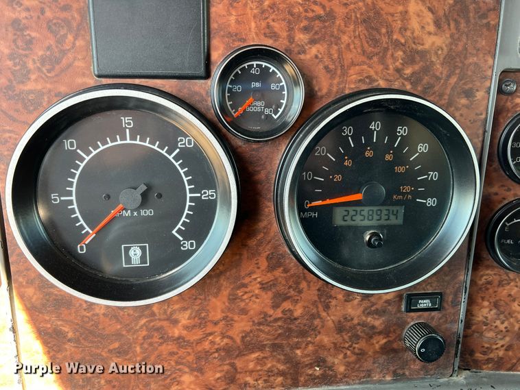 image for item IG9410 2005 Kenworth T600  semi truck