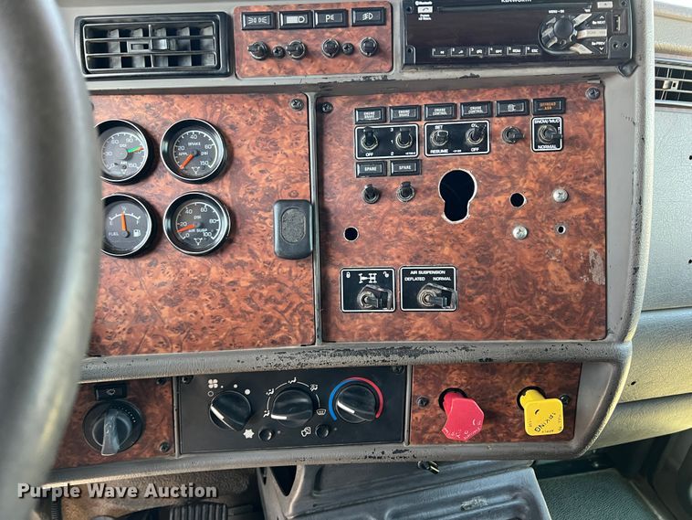 image for item IG9410 2005 Kenworth T600  semi truck