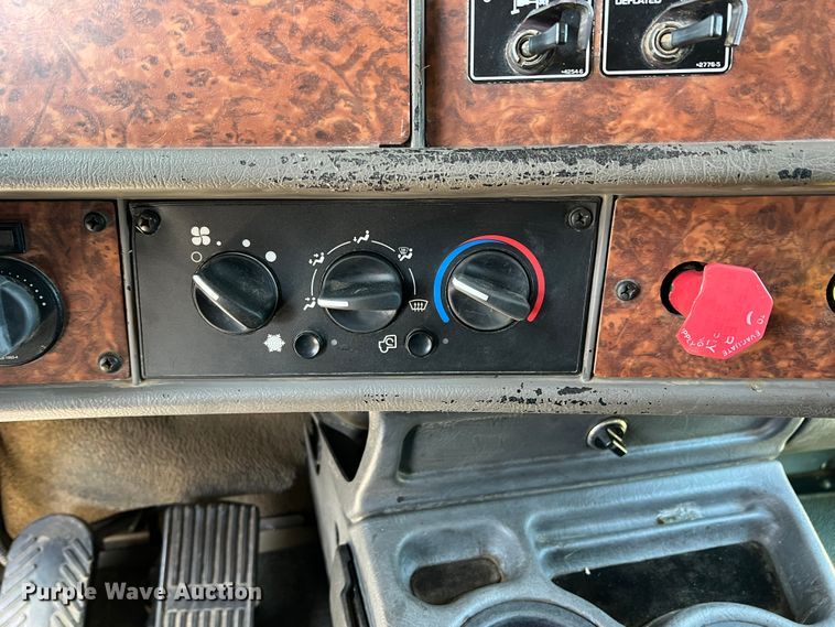 image for item IG9410 2005 Kenworth T600  semi truck