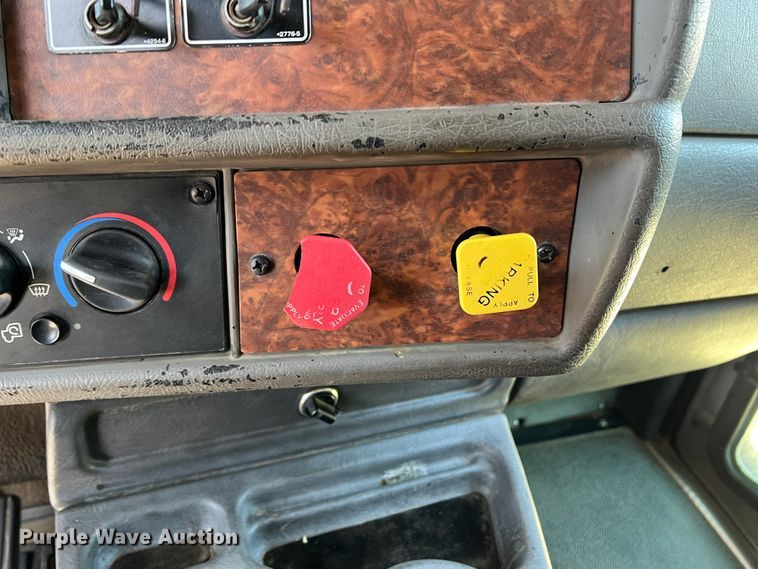 image for item IG9410 2005 Kenworth T600  semi truck