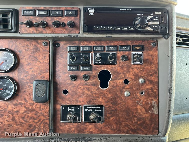 image for item IG9410 2005 Kenworth T600  semi truck