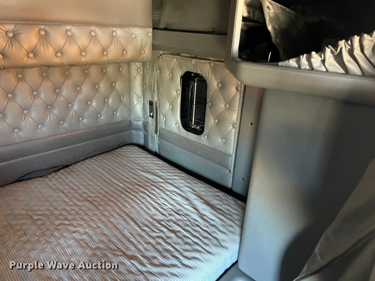 image for item IG9410 2005 Kenworth T600  semi truck