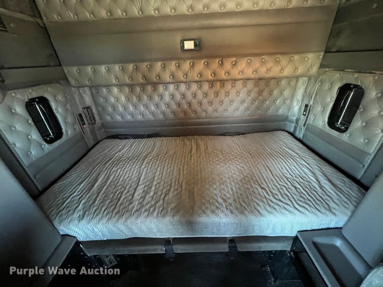 image for item IG9410 2005 Kenworth T600  semi truck