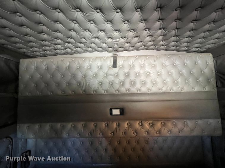 image for item IG9410 2005 Kenworth T600  semi truck