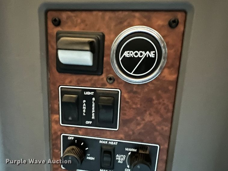 image for item IG9410 2005 Kenworth T600  semi truck