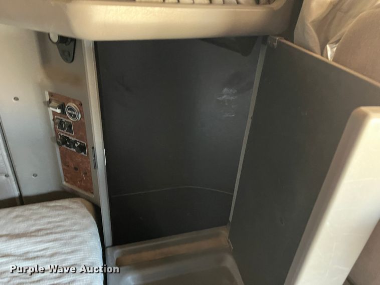 image for item IG9410 2005 Kenworth T600  semi truck