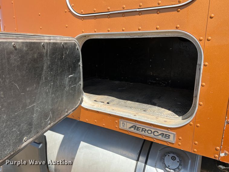 image for item IG9410 2005 Kenworth T600  semi truck