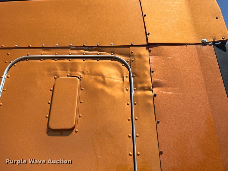 image for item IG9410 2005 Kenworth T600  semi truck