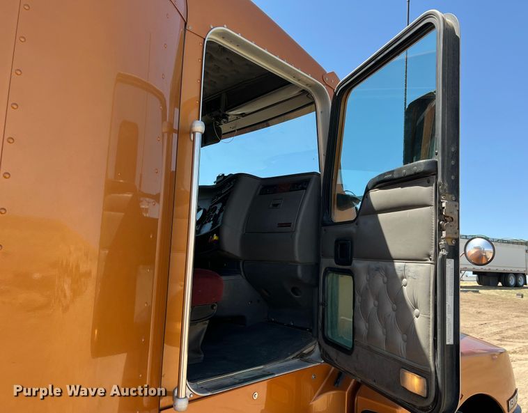 image for item IG9410 2005 Kenworth T600  semi truck