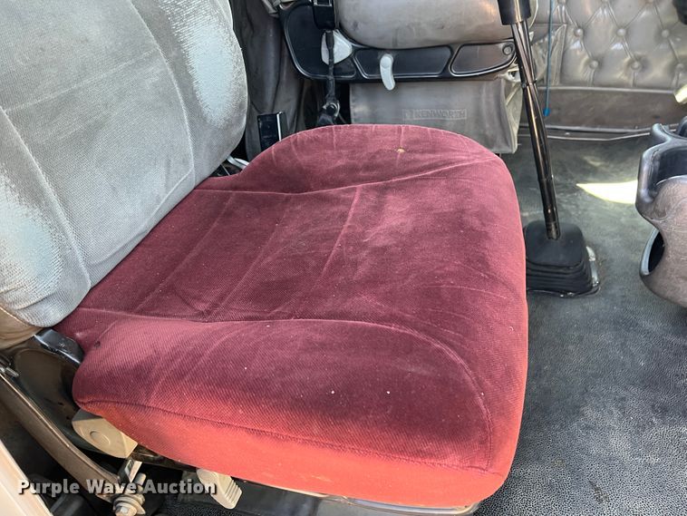 image for item IG9410 2005 Kenworth T600  semi truck