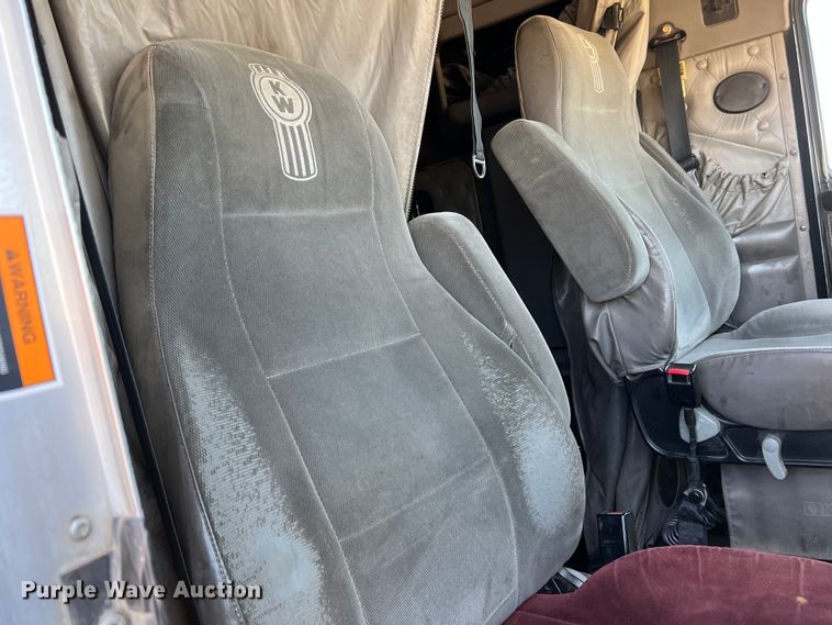 image for item IG9410 2005 Kenworth T600  semi truck