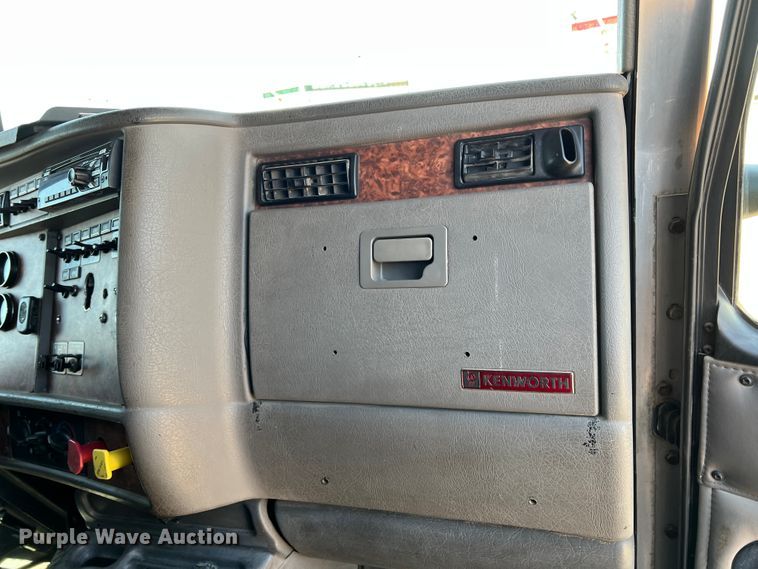 image for item IG9410 2005 Kenworth T600  semi truck