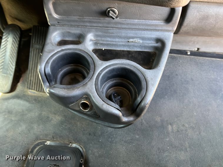 image for item IG9410 2005 Kenworth T600  semi truck