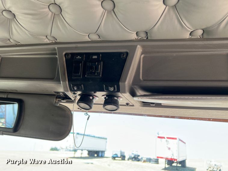 image for item IG9410 2005 Kenworth T600  semi truck