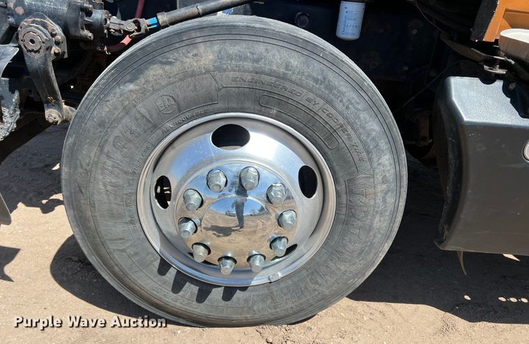 image for item IG9410 2005 Kenworth T600  semi truck