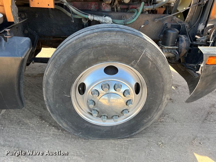 image for item IG9410 2005 Kenworth T600  semi truck