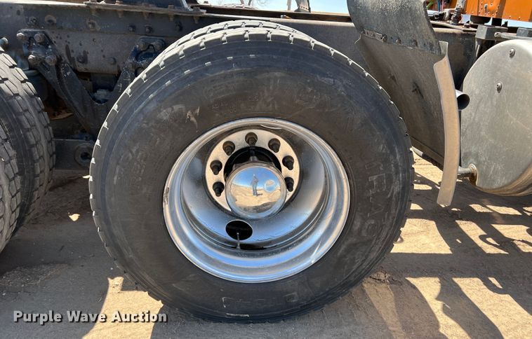 image for item IG9410 2005 Kenworth T600  semi truck