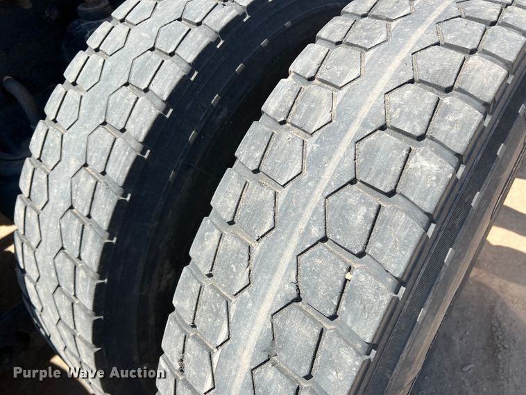 image for item IG9410 2005 Kenworth T600  semi truck