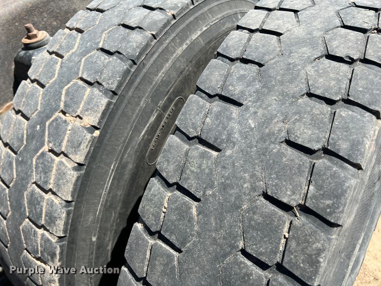 image for item IG9410 2005 Kenworth T600  semi truck