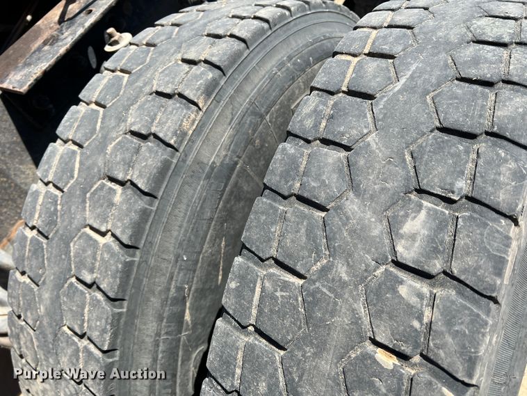 image for item IG9410 2005 Kenworth T600  semi truck