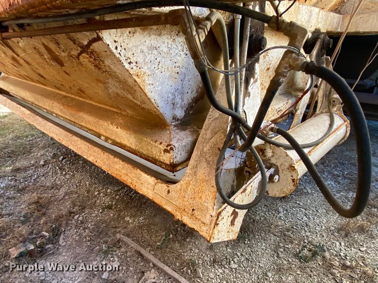 image for item IG9695 1992 Ranch Manufacturing Co  bottom dump trailer