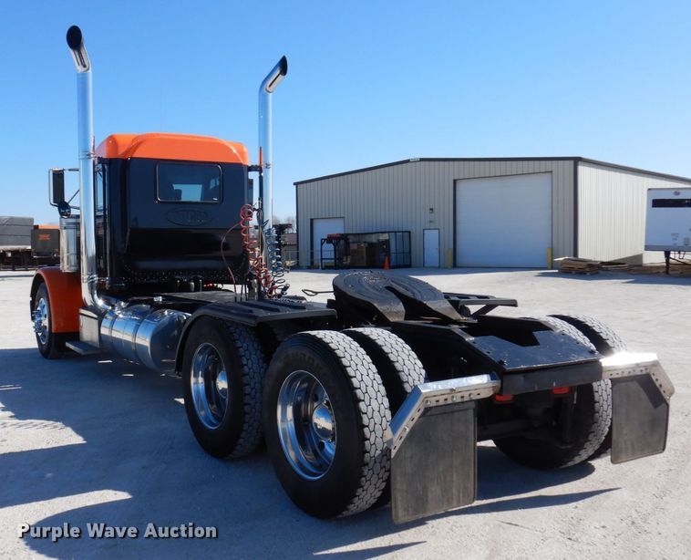 image for item IM9865 2005 Peterbilt 379  semi truck