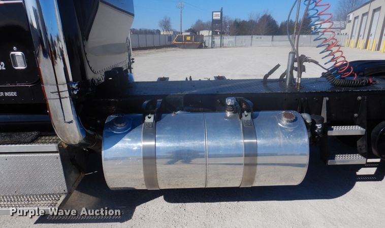 image for item IM9865 2005 Peterbilt 379  semi truck