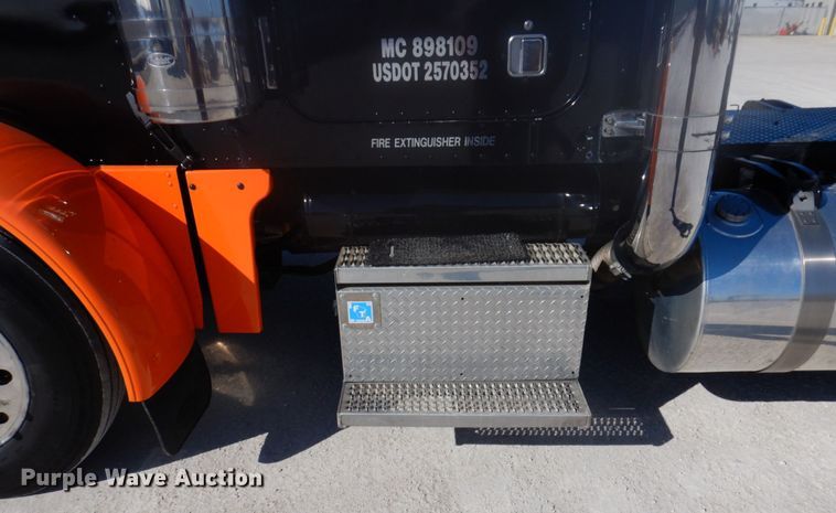 image for item IM9865 2005 Peterbilt 379  semi truck