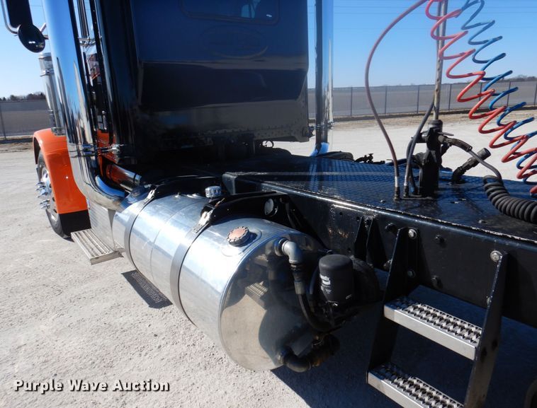 image for item IM9865 2005 Peterbilt 379  semi truck