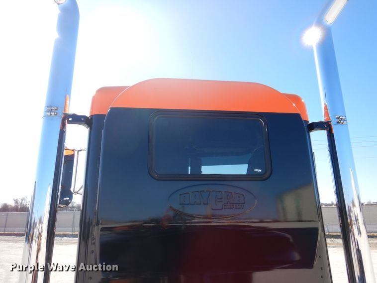 image for item IM9865 2005 Peterbilt 379  semi truck