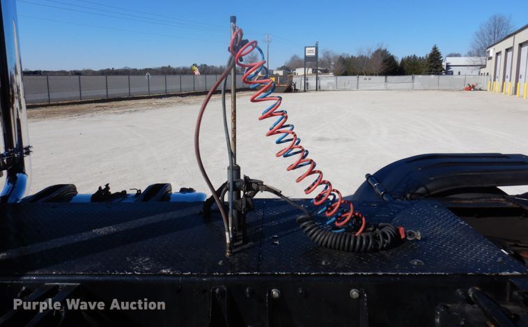 image for item IM9865 2005 Peterbilt 379  semi truck