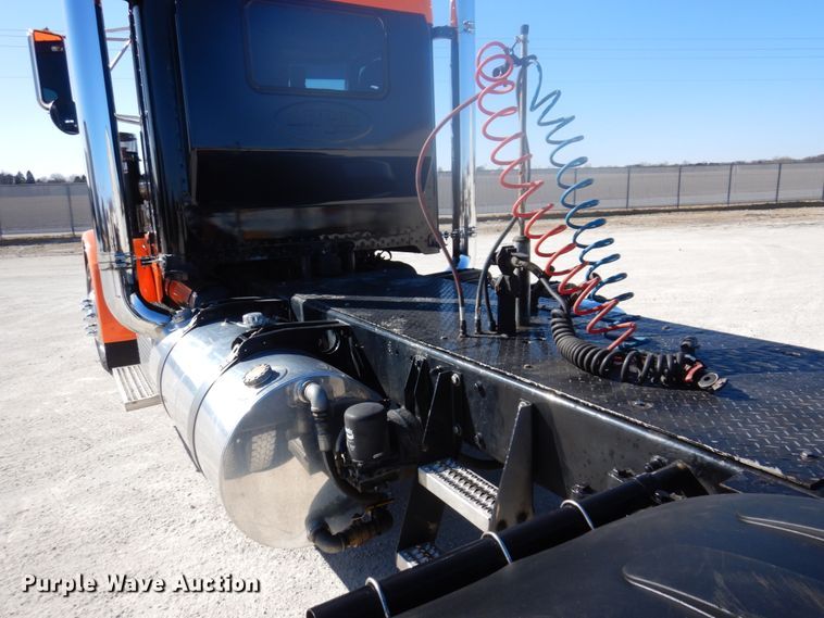 image for item IM9865 2005 Peterbilt 379  semi truck