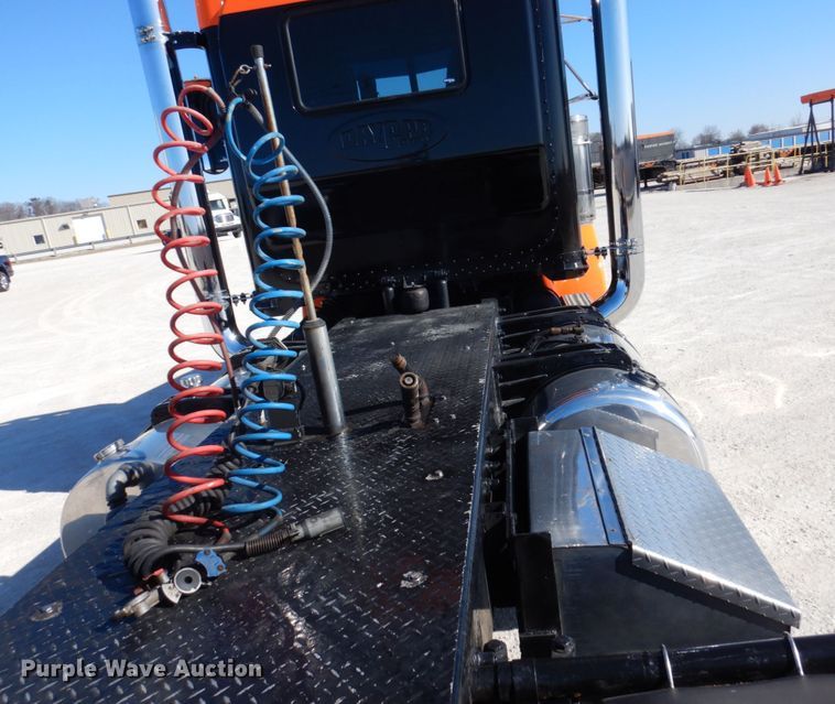 image for item IM9865 2005 Peterbilt 379  semi truck