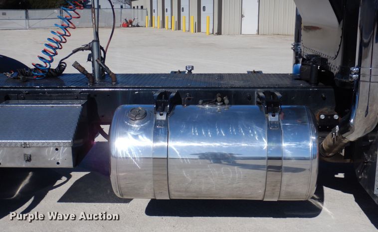 image for item IM9865 2005 Peterbilt 379  semi truck