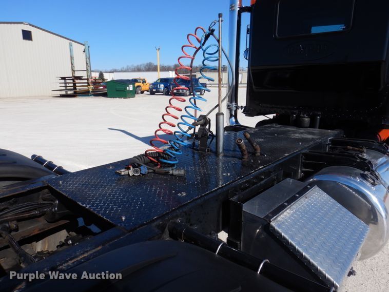 image for item IM9865 2005 Peterbilt 379  semi truck