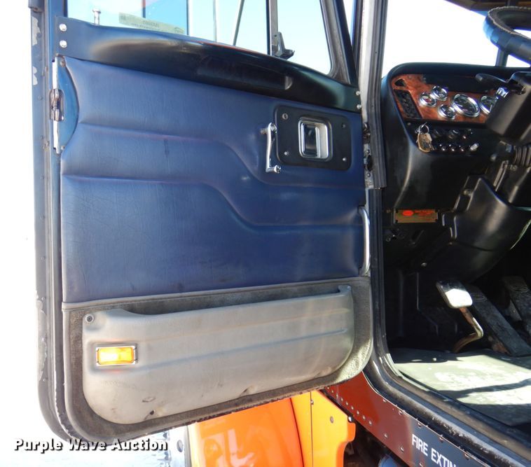 image for item IM9865 2005 Peterbilt 379  semi truck