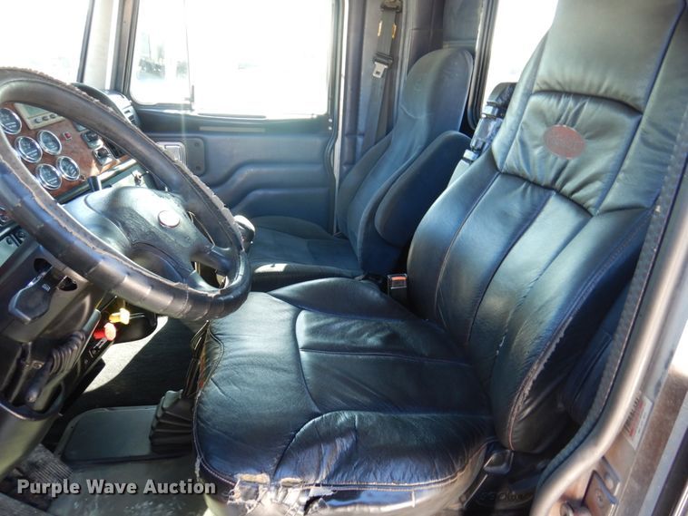 image for item IM9865 2005 Peterbilt 379  semi truck