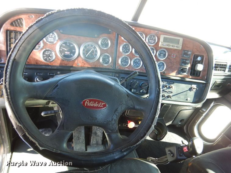 image for item IM9865 2005 Peterbilt 379  semi truck