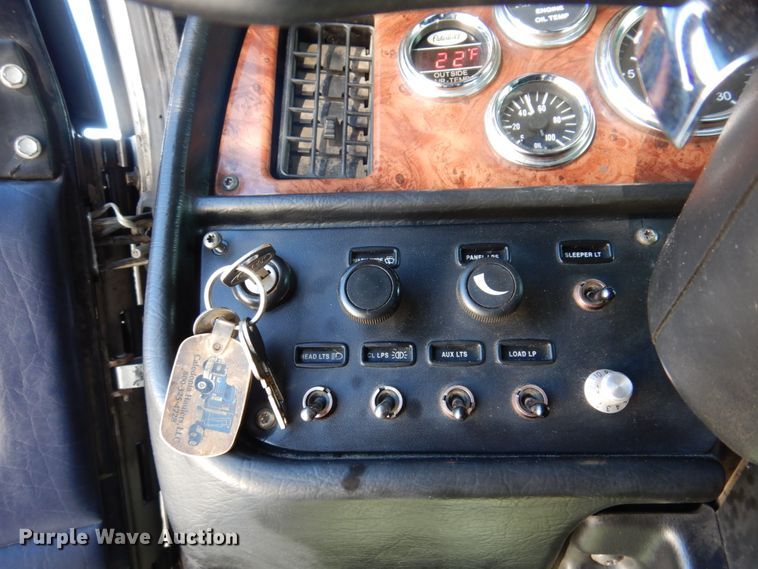 image for item IM9865 2005 Peterbilt 379  semi truck