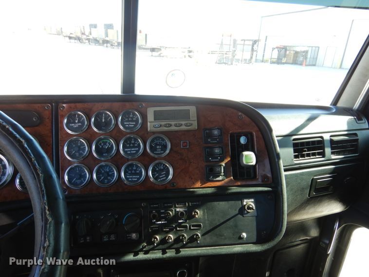 image for item IM9865 2005 Peterbilt 379  semi truck