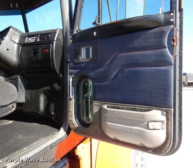 image for item IM9865 2005 Peterbilt 379  semi truck