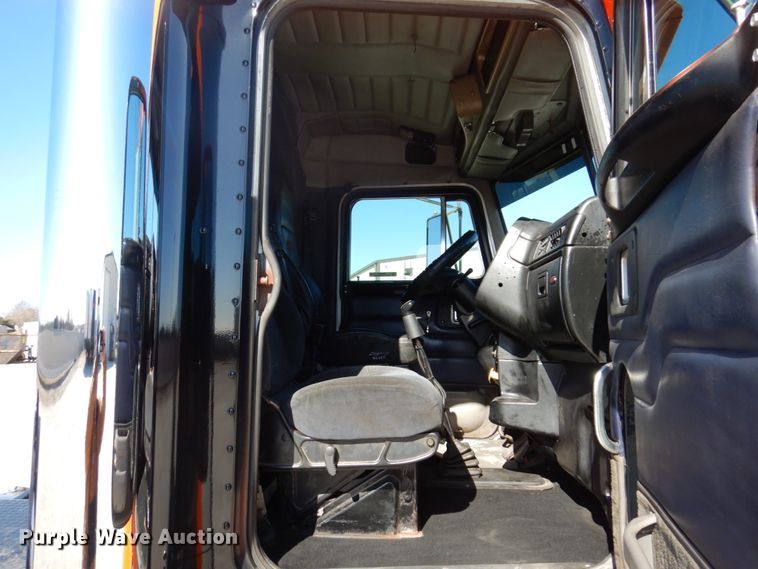 image for item IM9865 2005 Peterbilt 379  semi truck