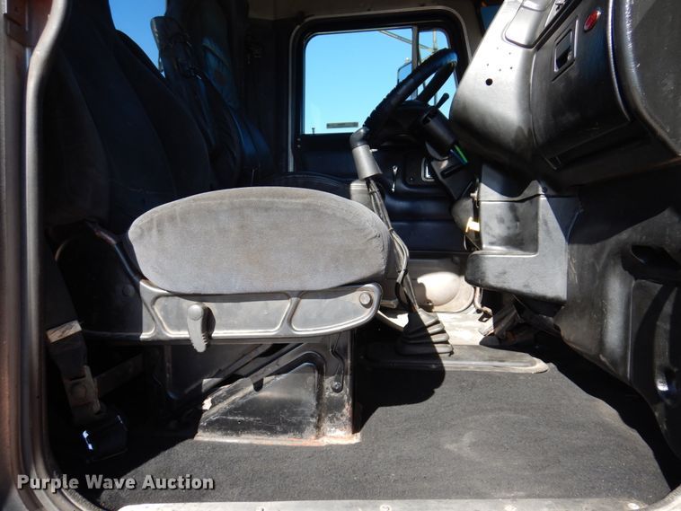 image for item IM9865 2005 Peterbilt 379  semi truck